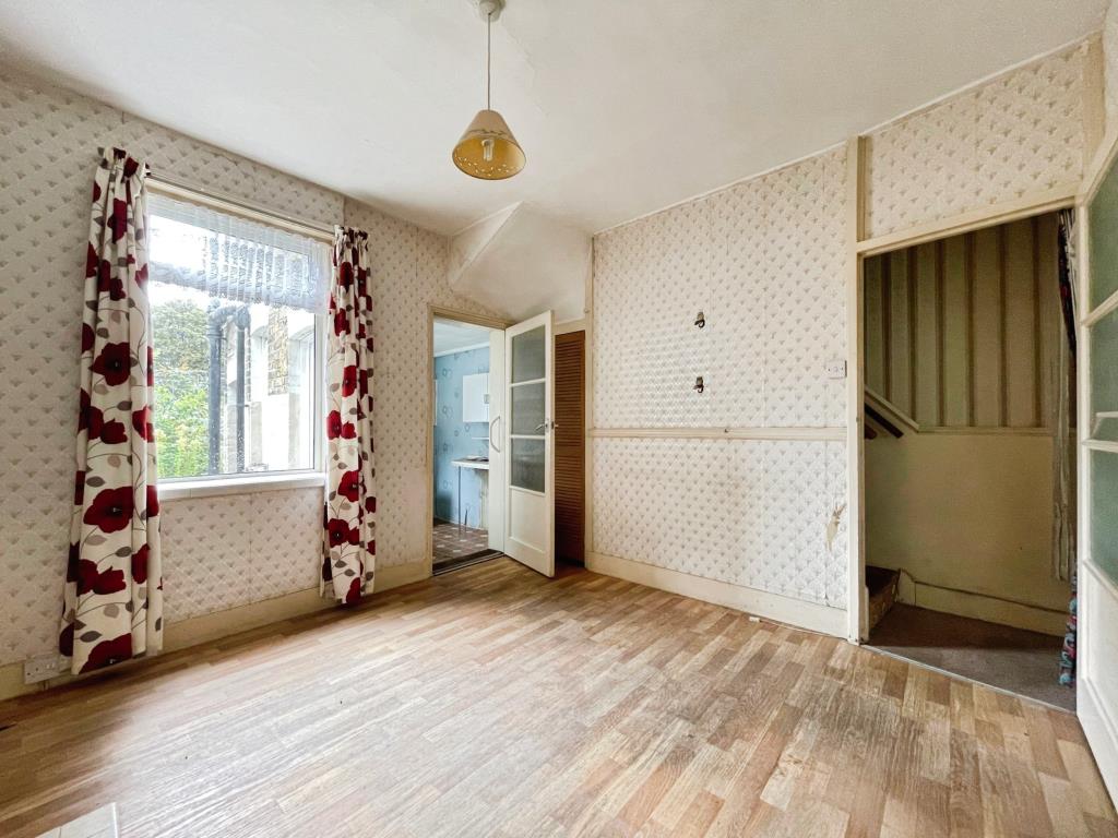 Lot: 80 - MID-TERRACE HOUSE FOR REFURBISHMENT - Dining room